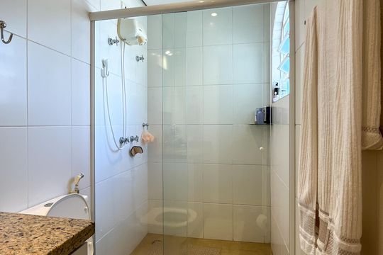 Banheiro Corredor de casa à venda com 4 quartos, 195m² em Jardim Santo Elias, São Paulo