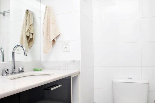 Banheiro Social de kitnet/studio para alugar com 1 quarto, 38m² em Independência, Porto Alegre