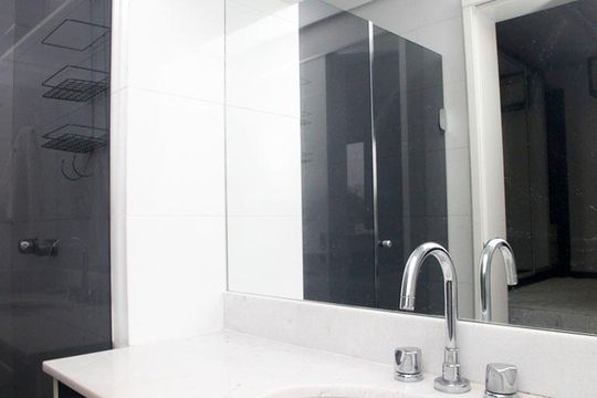 Banheiro Social de kitnet/studio para alugar com 1 quarto, 38m² em Independência, Porto Alegre
