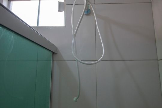 Banheiro de casa para alugar com 2 quartos, 48m² em Qnm 1, Brasília