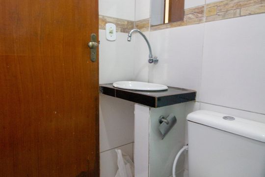 Banheiro de casa para alugar com 2 quartos, 48m² em Qnm 1, Brasília