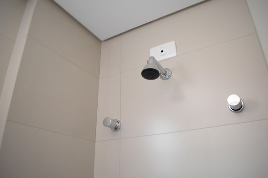 Banheiro de kitnet/studio para alugar com 1 quarto, 24m² em Centro, Curitiba