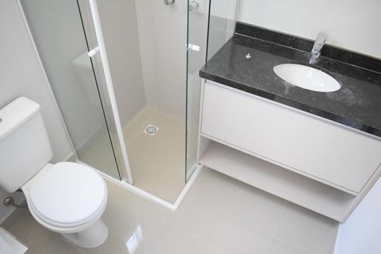 Banheiro de kitnet/studio para alugar com 1 quarto, 24m² em Centro, Curitiba