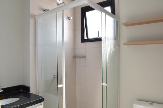 Banheiro de kitnet/studio para alugar com 1 quarto, 24m² em Centro, Curitiba