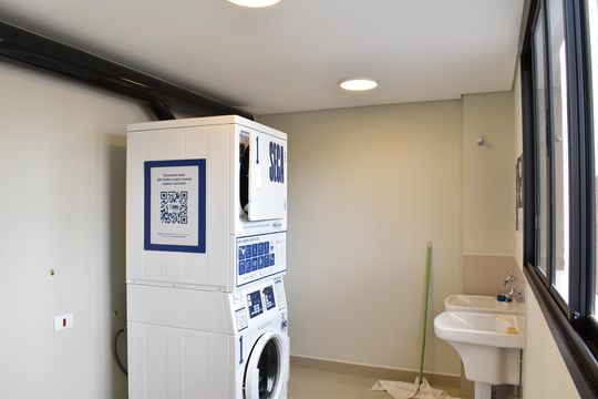 Área comum - Lavanderia de kitnet/studio para alugar com 1 quarto, 24m² em Centro, Curitiba