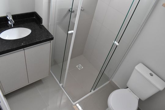 Banheiro de kitnet/studio para alugar com 1 quarto, 24m² em Centro, Curitiba