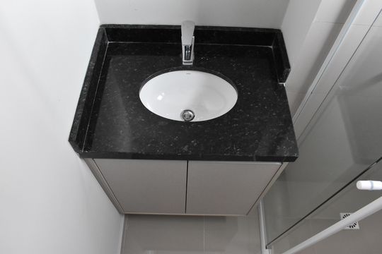 Banheiro de kitnet/studio para alugar com 1 quarto, 24m² em Centro, Curitiba