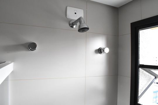 Banheiro de kitnet/studio para alugar com 1 quarto, 24m² em Centro, Curitiba
