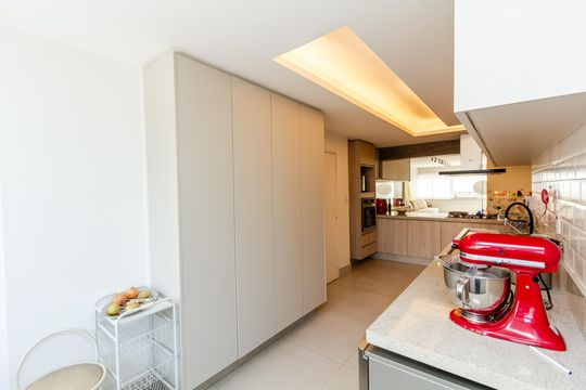 Cozinha de apartamento para alugar com 3 quartos, 142m² em Itaim Bibi, São Paulo