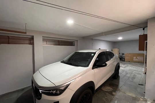 Garagem de casa à venda com 3 quartos, 210m² em Rio Pequeno, São Paulo