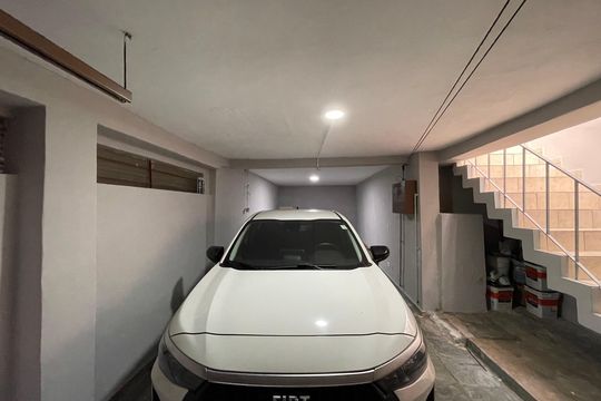 Garagem de casa à venda com 3 quartos, 210m² em Rio Pequeno, São Paulo