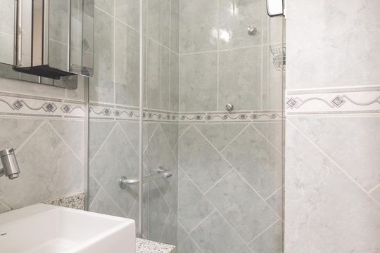 Banheiro de casa de condomínio para alugar com 2 quartos, 55m² em Penha de França, São Paulo