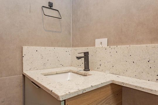 Banheiro de kitnet/studio para alugar com 1 quarto, 30m² em Aclimação, São Paulo