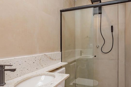 Banheiro de kitnet/studio para alugar com 1 quarto, 35m² em Aclimação, São Paulo