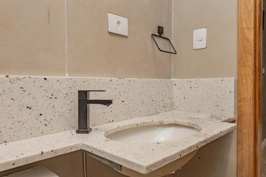 Banheiro de kitnet/studio para alugar com 1 quarto, 33m² em Aclimação, São Paulo