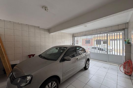 Garagem de casa à venda com 3 quartos, 302m² em Parque Itrapoã, Santo André