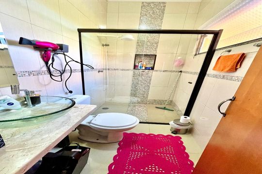 Banheiro de casa à venda com 3 quartos, 226m² em Vila Amabile Pezzolo, Santo André
