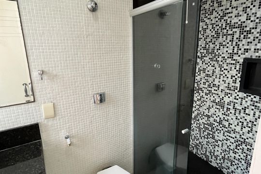 Banheiro da suite 3 de apartamento à venda com 3 quartos, 150m² em Jardim Guanabara, Rio de Janeiro
