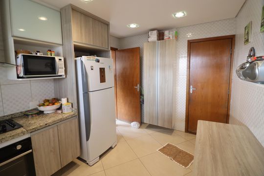 Cozinha 1 de casa à venda com 3 quartos, 368m² em Bussocaba, Osasco