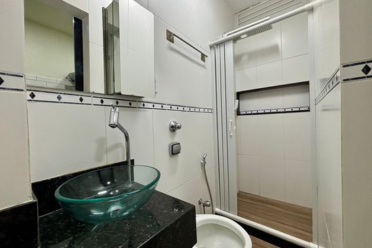 Banheiro social de kitnet/studio para alugar com 1 quarto, 40m² em Copacabana, Rio de Janeiro