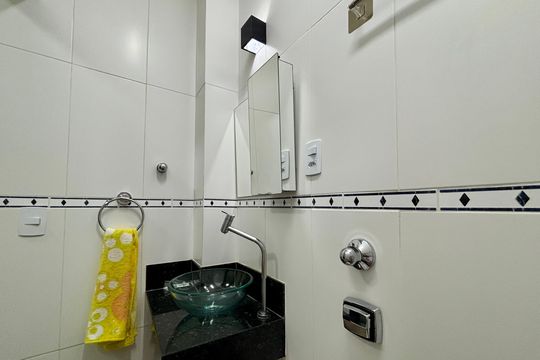 Banheiro social de kitnet/studio para alugar com 1 quarto, 40m² em Copacabana, Rio de Janeiro