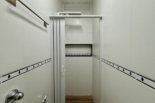 Banheiro social de kitnet/studio para alugar com 1 quarto, 40m² em Copacabana, Rio de Janeiro