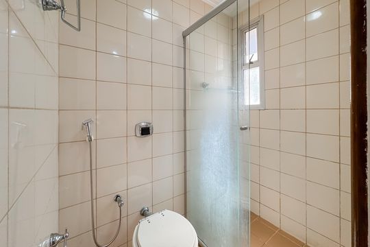 Banheiro Social de apartamento para alugar com 3 quartos, 107m² em Chácara Klabim, São Paulo