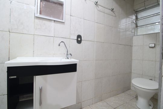 Banheiro de kitnet/studio para alugar com 1 quarto, 26m² em Jardim Maria Rita, São Paulo