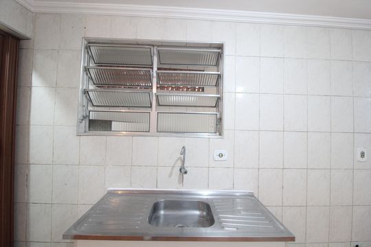 Banheiro de kitnet/studio para alugar com 1 quarto, 26m² em Jardim Maria Rita, São Paulo