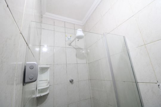 Banheiro de kitnet/studio para alugar com 1 quarto, 26m² em Jardim Maria Rita, São Paulo