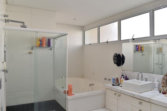 Banheiro da Suíte 1 de casa para alugar com 4 quartos, 420m² em Jardim Social, Curitiba
