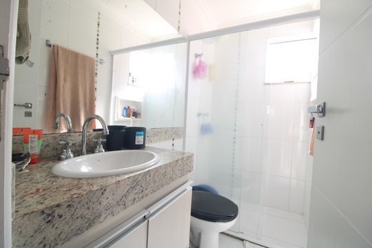 Banheiro da suíte de casa de condomínio à venda com 3 quartos, 116m² em Jardim Cidalia, São Paulo