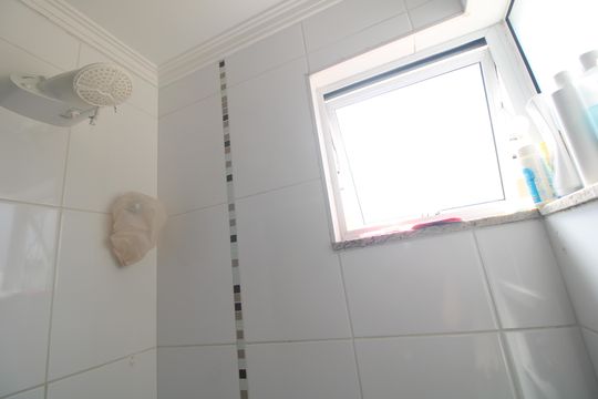 Banheiro da suíte de casa de condomínio à venda com 3 quartos, 116m² em Jardim Cidalia, São Paulo