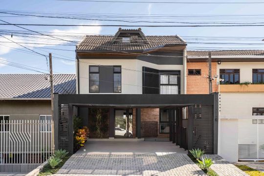 Fachada de casa à venda com 3 quartos, 270m² em Centro Cívico, Curitiba