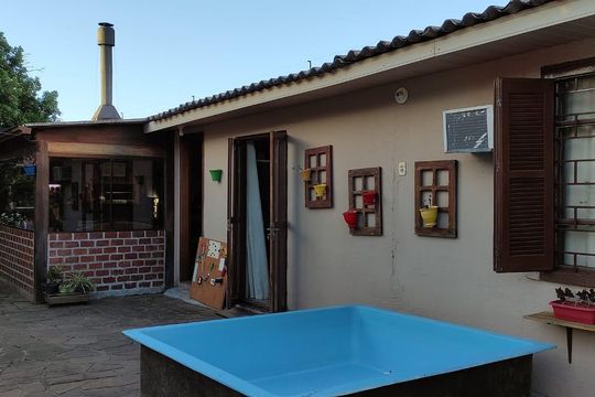 Área externa de casa à venda com 4 quartos, 280m² em Camaquã, Porto Alegre