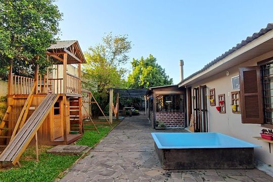 Área externa de casa à venda com 4 quartos, 280m² em Camaquã, Porto Alegre