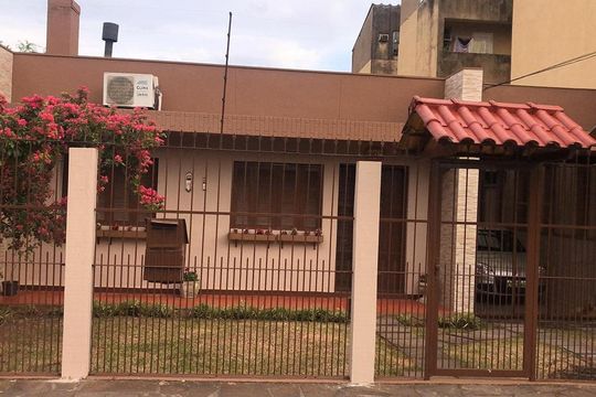 Fachada de casa à venda com 4 quartos, 280m² em Camaquã, Porto Alegre