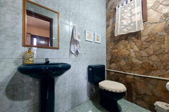 Banheiro de casa à venda com 4 quartos, 280m² em Camaquã, Porto Alegre