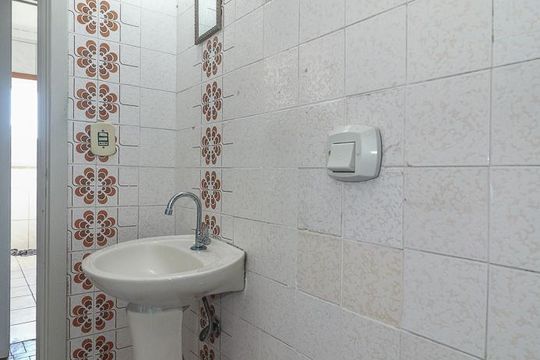 Banheiro de apartamento à venda com 2 quartos, 64m² em Jardim Itu Sabará, Porto Alegre
