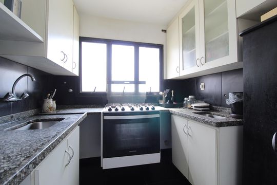 Cozinha de apartamento à venda com 4 quartos, 185m² em Itaim Bibi, São Paulo