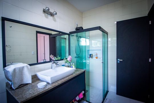 Banheiro da Suíte 3 de casa de condomínio para alugar com 3 quartos, 800m² em Campolim, Votorantim