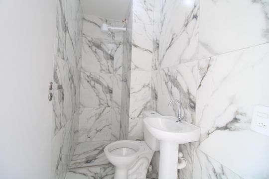 Banheiro de apartamento para alugar com 2 quartos, 34m² em Veleiros, São Paulo