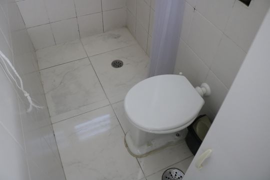 Banheiro de kitnet/studio para alugar com 1 quarto, 24m² em Água Branca, São Paulo