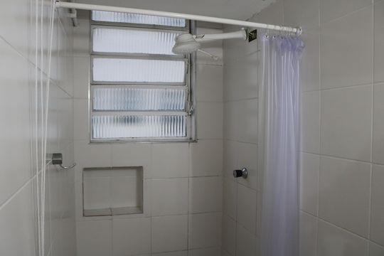 Banheiro de kitnet/studio para alugar com 1 quarto, 24m² em Água Branca, São Paulo