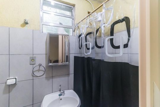 Banheiro de kitnet/studio para alugar com 2 quartos, 40m² em Vila Martins, Mogi das Cruzes