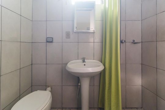 Banheiro de kitnet/studio para alugar com 2 quartos, 40m² em Vila Martins, Mogi das Cruzes