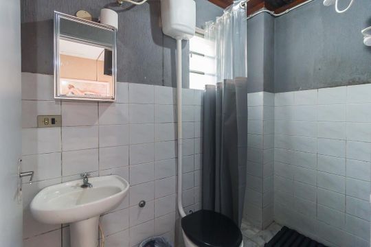 Banheiro de kitnet/studio para alugar com 1 quarto, 21m² em Vila Martins, Mogi das Cruzes