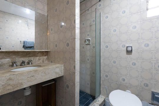 Banheiro de kitnet/studio para alugar com 1 quarto, 40m² em República, São Paulo