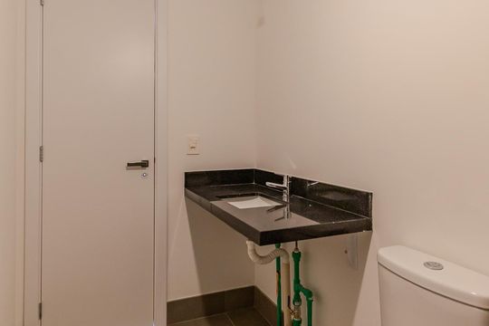 Banheiro de kitnet/studio à venda com 1 quarto, 48m² em Teresópolis, Porto Alegre