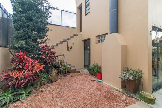 Quintal de casa à venda com 3 quartos, 281m² em Espírito Santo, Porto Alegre